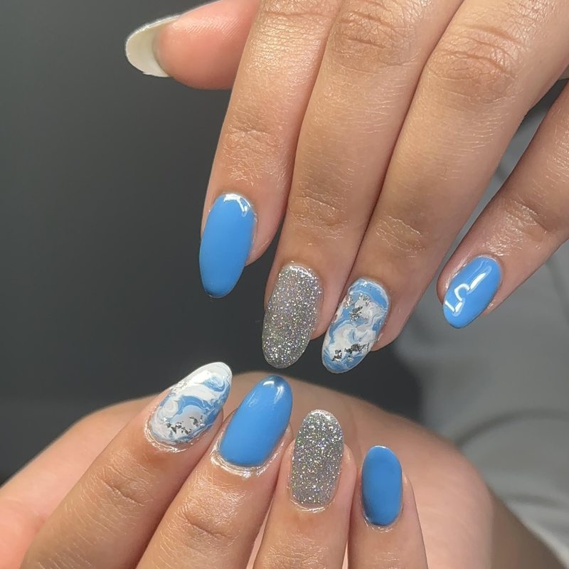Smoky glitter nails